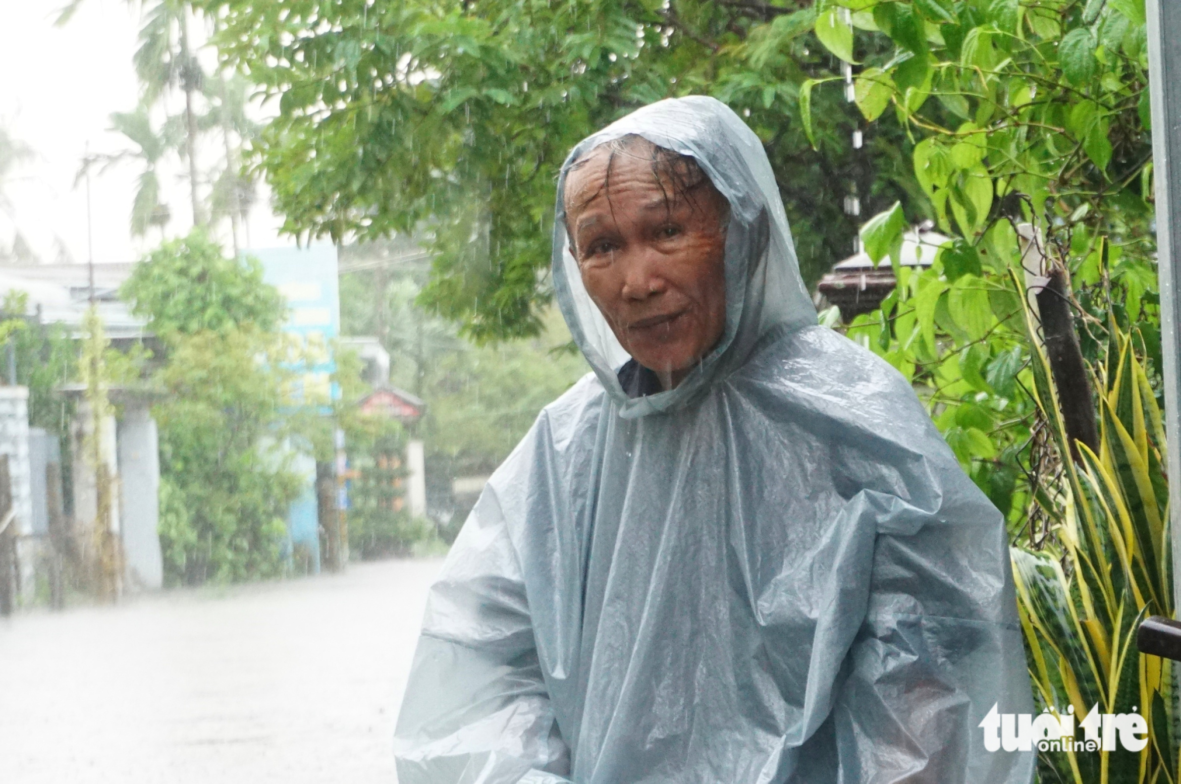 岘港洪水区域的图像:白茫茫的水,居民划船出行